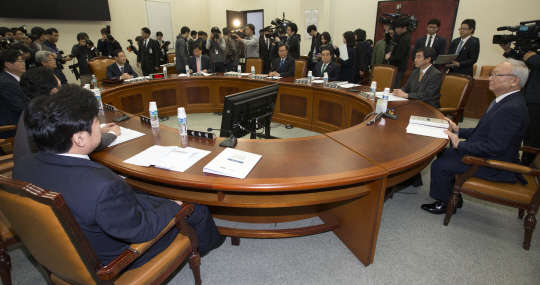 18일 오전 최근 프랑스 파리에서 발생한 동시다발테러과 관련해 테러 대응책 긴급 현안보고를 위한 국회 정보위원회 전체회의가 열리고 있다.  연합뉴스